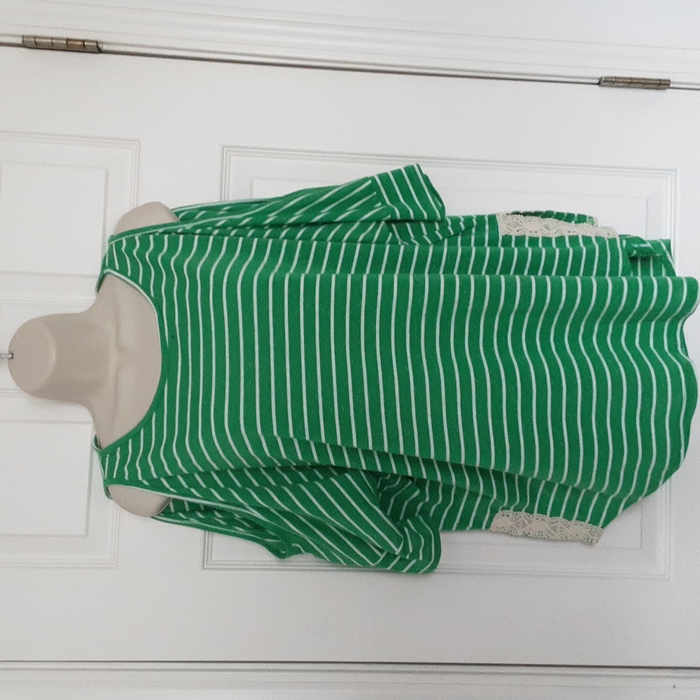 Women's top green and white